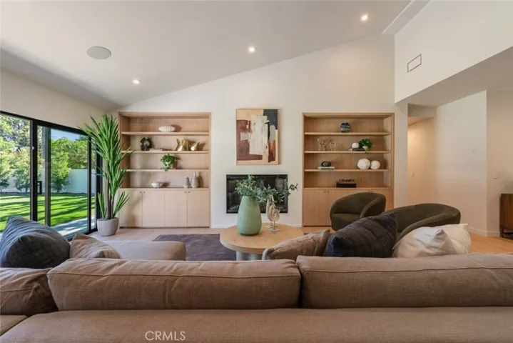 8960 Oak Park Avenue, Sherwood Forest, California 91325