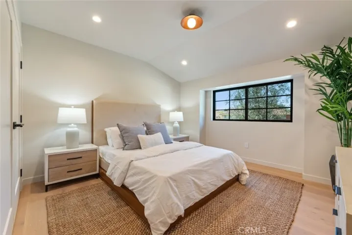 8960 Oak Park Avenue, Sherwood Forest, California 91325