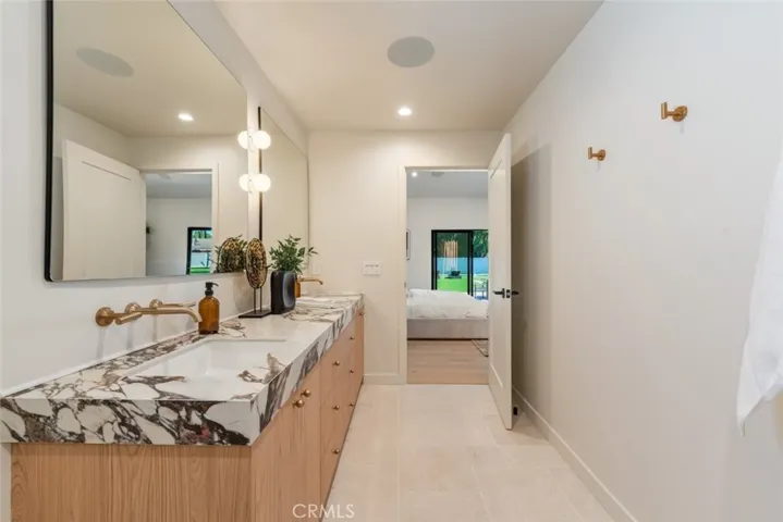 8960 Oak Park Avenue, Sherwood Forest, California 91325