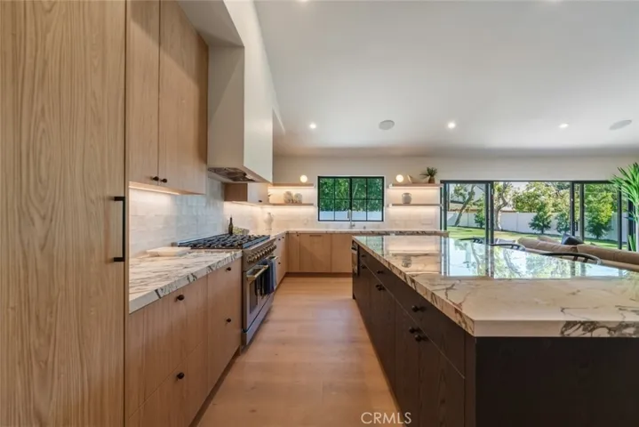 8960 Oak Park Avenue, Sherwood Forest, California 91325