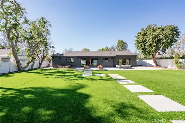 8960 Oak Park Avenue, Sherwood Forest, California 91325