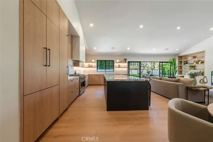 8960 Oak Park Avenue, Sherwood Forest, California 91325