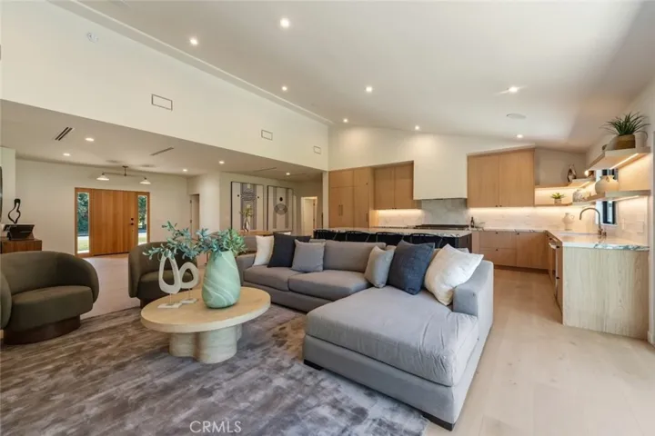 8960 Oak Park Avenue, Sherwood Forest, California 91325