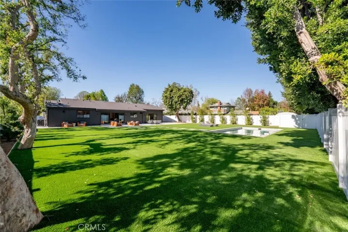 8960 Oak Park Avenue, Sherwood Forest, California 91325