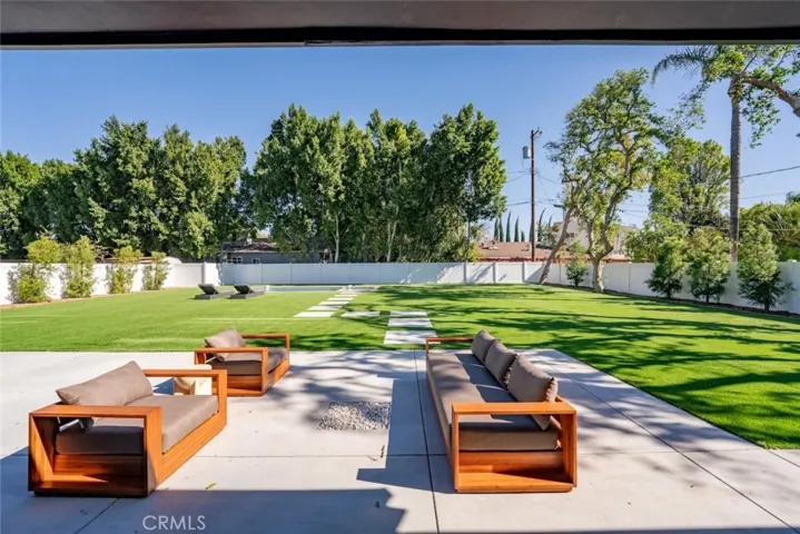 8960 Oak Park Avenue, Sherwood Forest, California 91325