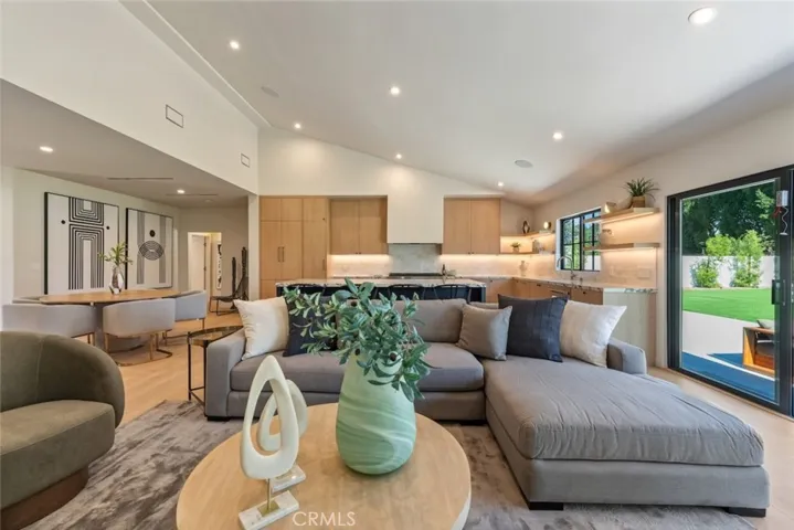 8960 Oak Park Avenue, Sherwood Forest, California 91325