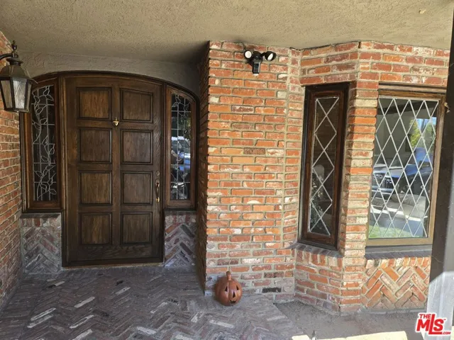 4901 Encino Avenue, Encino, California 91316