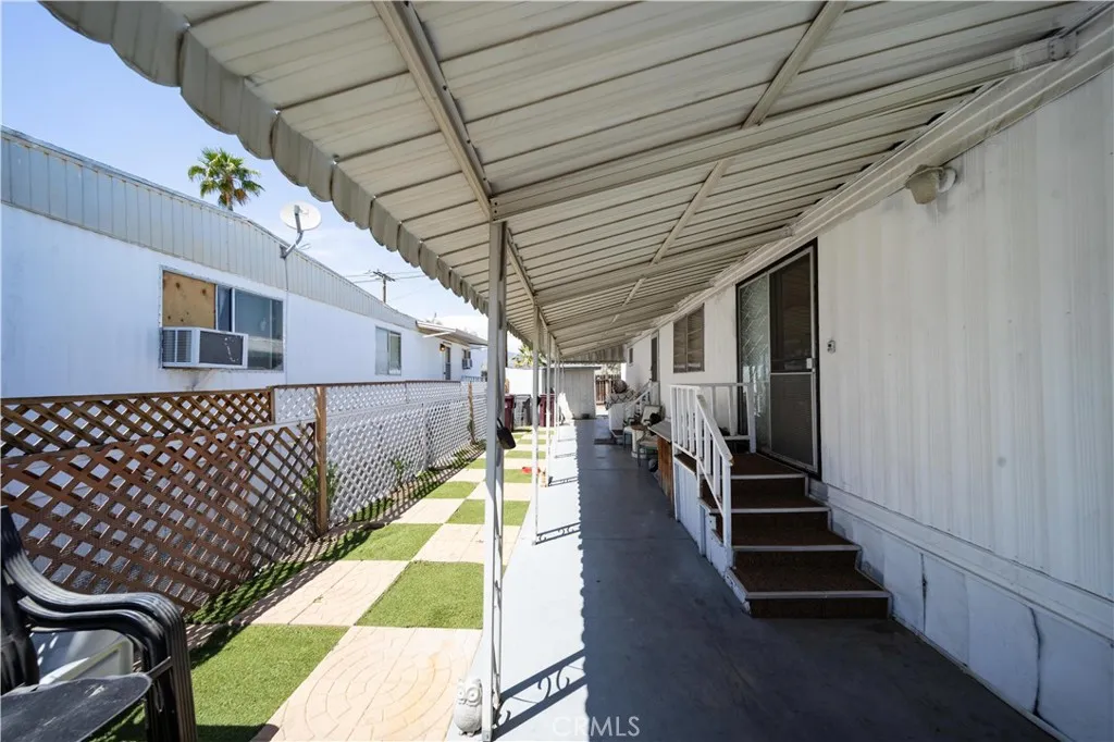 Well maintained car porch