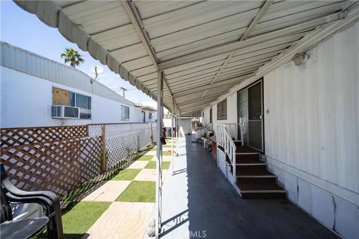 Well maintained car porch