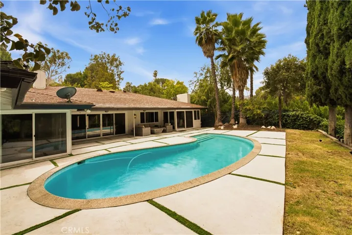 15701 Royal Ridge, Sherman Oaks, California 91403