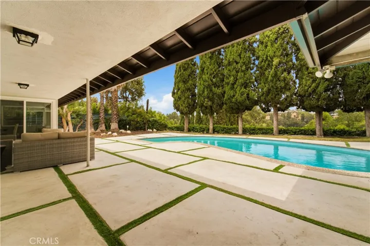 15701 Royal Ridge, Sherman Oaks, California 91403