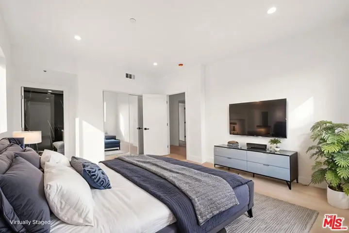 913 N Hobart Boulevard 2, Los Angeles, California 90029