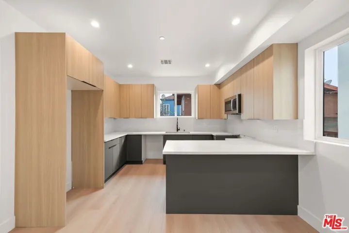 913 N Hobart Boulevard 2, Los Angeles, California 90029