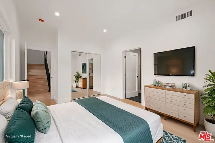 913 N Hobart Boulevard 2, Los Angeles, California 90029
