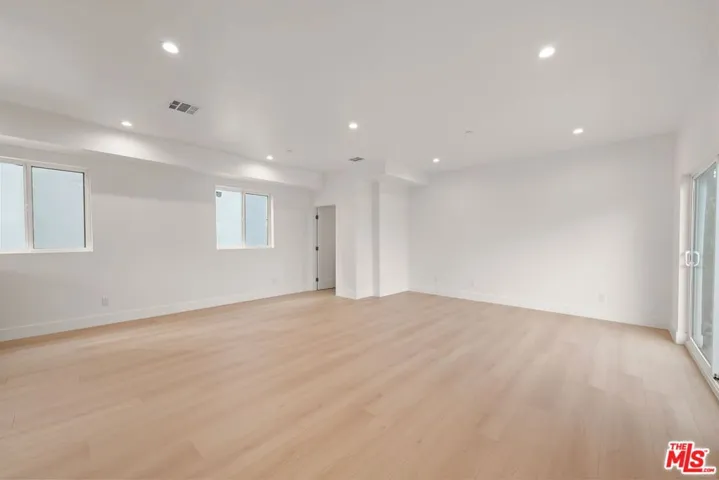 913 N Hobart Boulevard 2, Los Angeles, California 90029