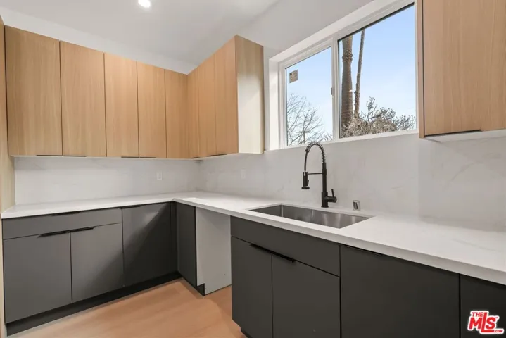 913 N Hobart Boulevard 2, Los Angeles, California 90029