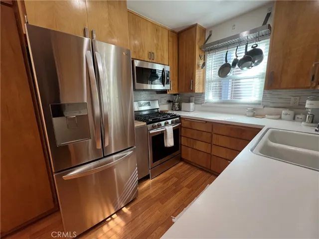 Sylish Kitchen with 5 burner gas stove