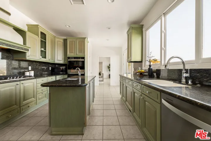 8527 Hedges Way, Los Angeles, California 90069