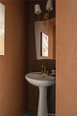 2890 Las Alturas Street, Los Angeles, California 90068