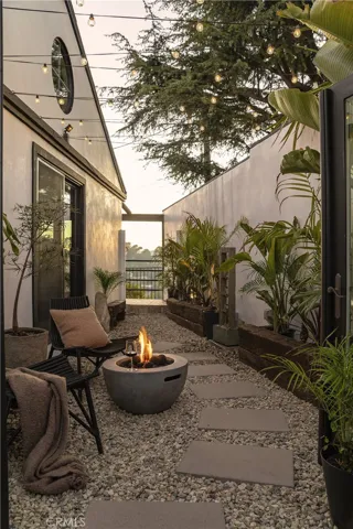 2890 Las Alturas Street, Los Angeles, California 90068