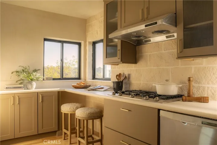 2890 Las Alturas Street, Los Angeles, California 90068