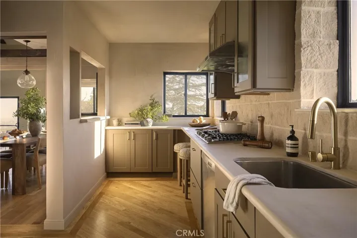 2890 Las Alturas Street, Los Angeles, California 90068