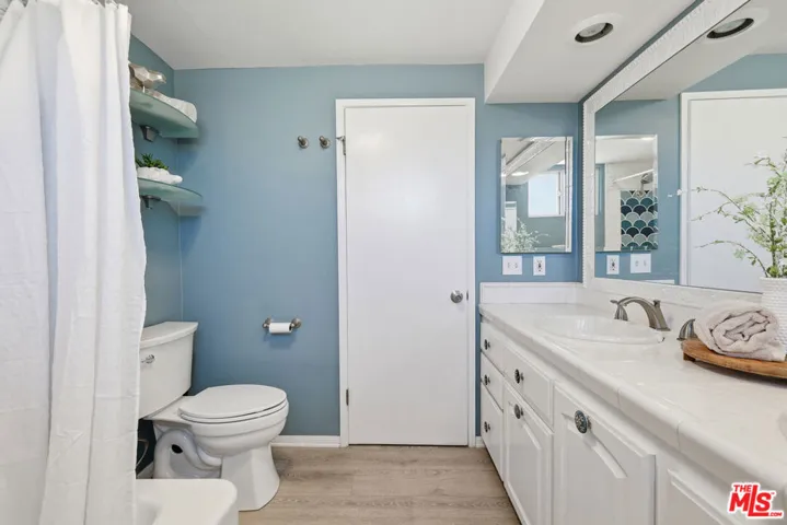 5220 Mary Ellen Avenue, Sherman Oaks, California 91401