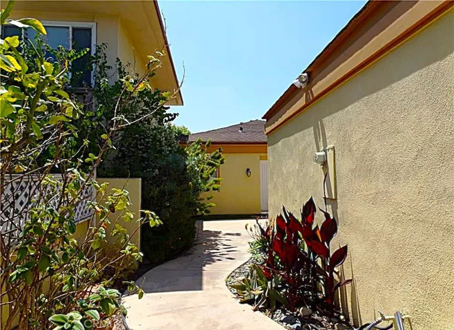 House sits in the middle of the lot and away from entrance