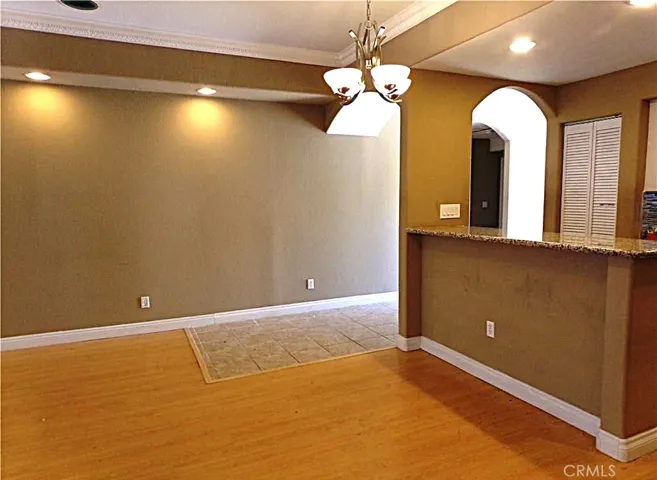 Dining Area & Breakfast Bar