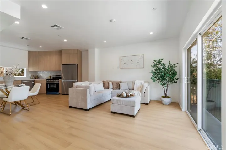 2515 Alsace Avenue, Los Angeles, California 90016