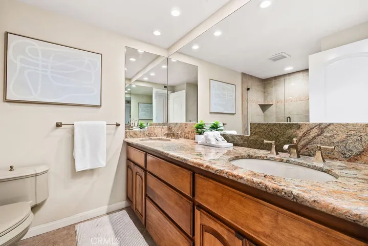Hall bathroom with Dual sinks