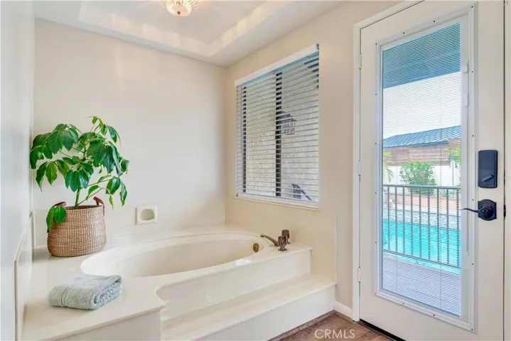 Soaking tub