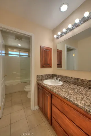 Large bathroom with Shower