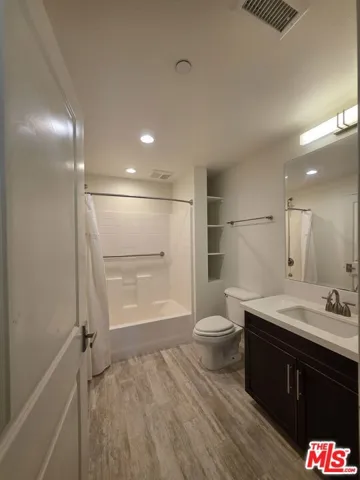 Full Bath for Room 1