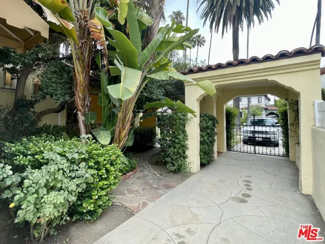 203 N Doheny Drive, Beverly Hills, California 90211
