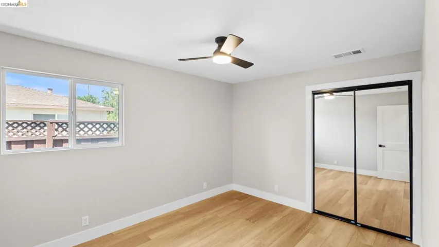 Contemporary ceiling fan with integrated lighting