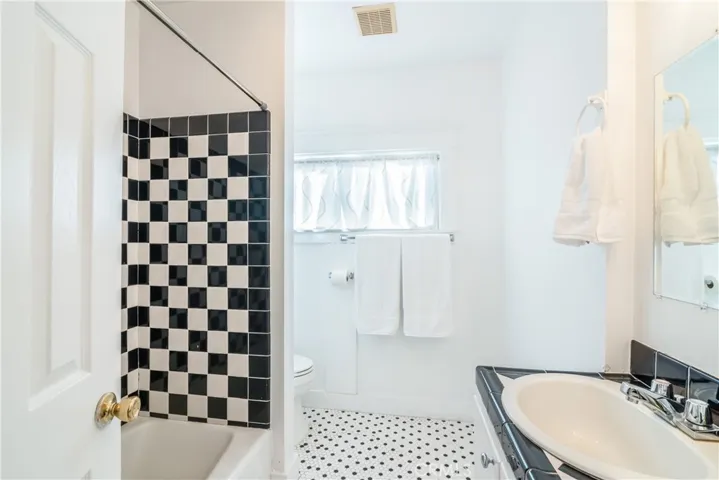 1125 N Heliotrope Drive, Los Angeles, California 90029