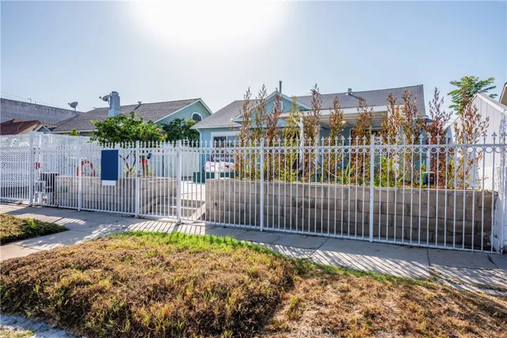 1125 N Heliotrope Drive, Los Angeles, California 90029