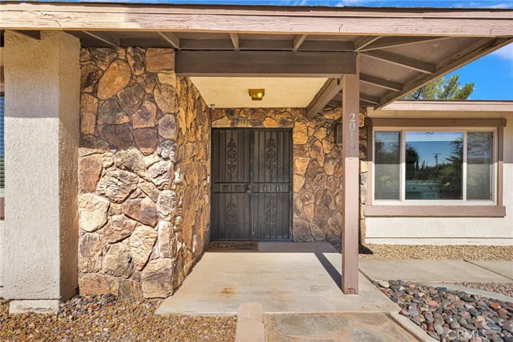 20135 Eyota Road, Apple Valley, California 92308