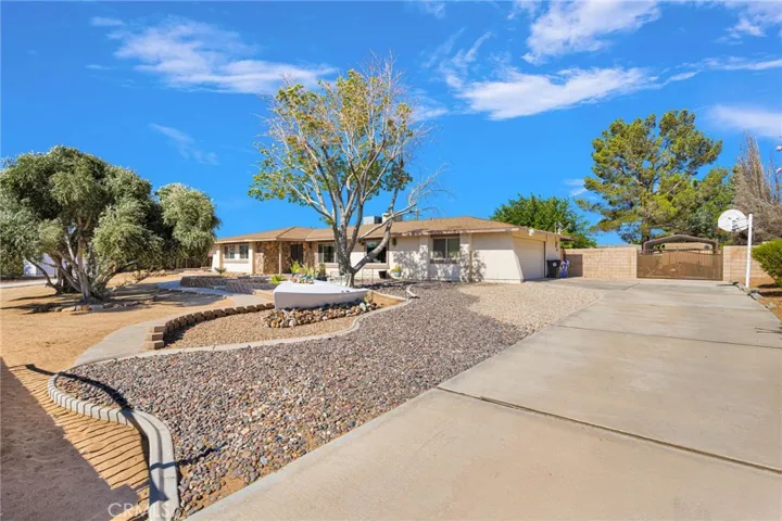 20135 Eyota Road, Apple Valley, California 92308