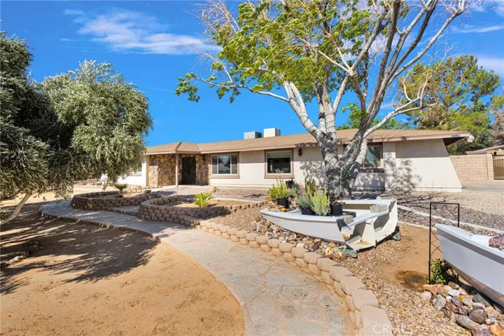 20135 Eyota Road, Apple Valley, California 92308