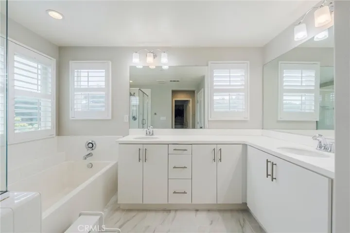 Spacious primary en suite bathroom.
