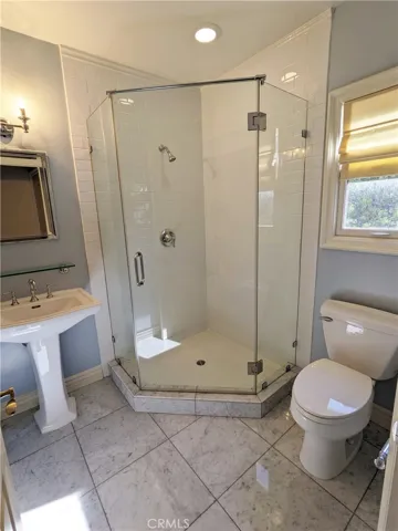 Ensuite bath for second upstairs bedroom