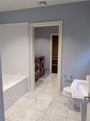 Also has access to laundry room
