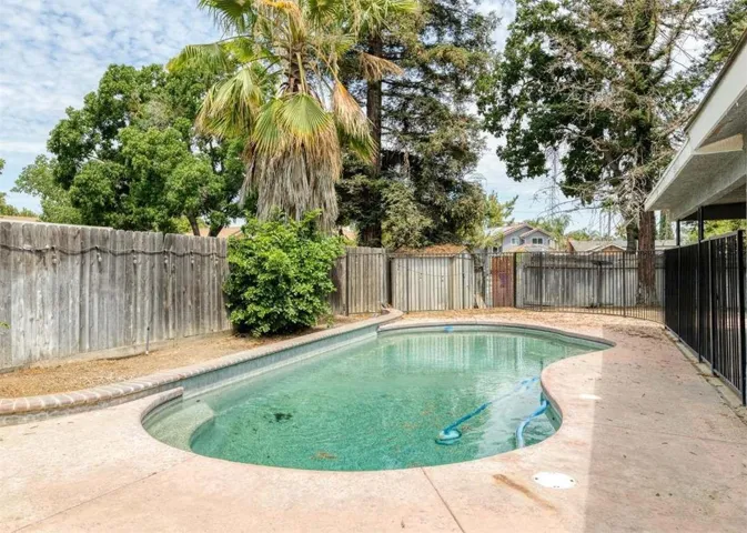 6205 Barcus, Fresno, California 93722