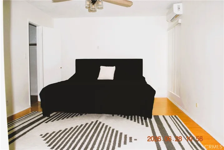 Oversize Master bedroom w/walkin closet