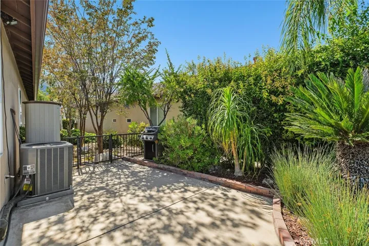 Nice large side yard with gas BBQ