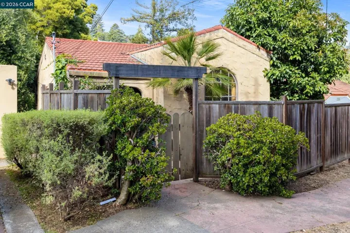11 Edgecroft Rd, Kensington, California 94707