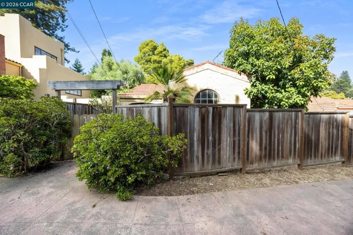 11 Edgecroft Rd, Kensington, California 94707