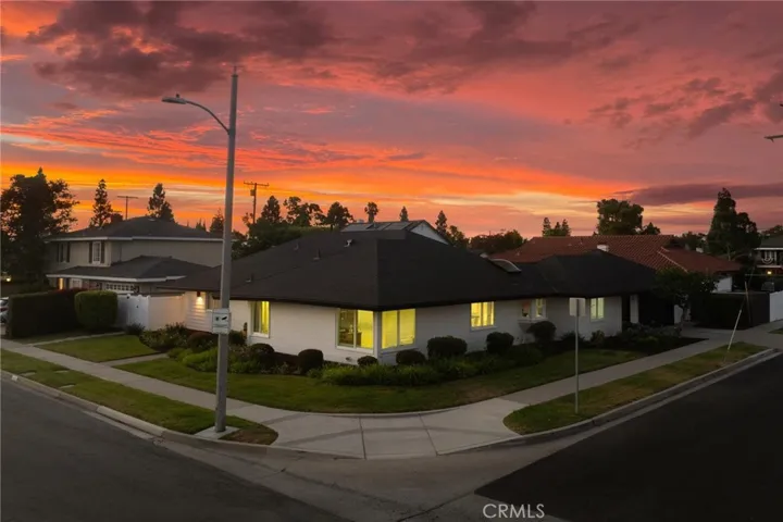 2904 Club House Road, Costa Mesa, California 92626